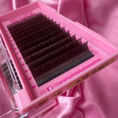 Brown D-Mix eyelash extensions in a pink tray, featuring soft, full-volume lashes at 0.15mm thickness.