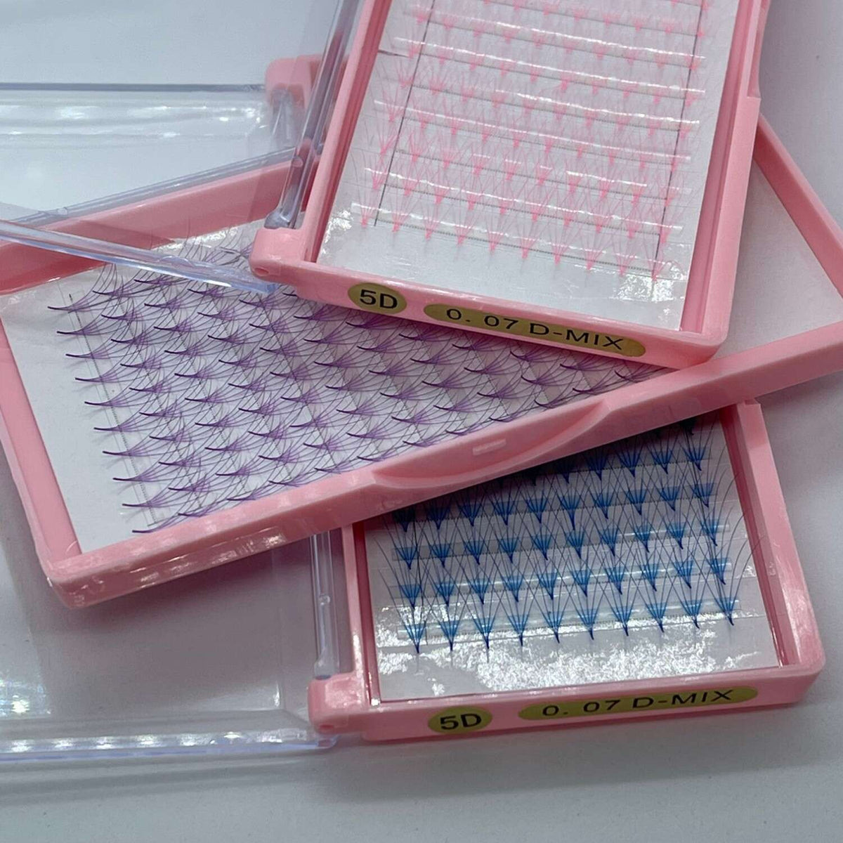 5D eyelash extension trays in pink and blue mixed lengths, featuring soft, synthetic fibers for a natural look.