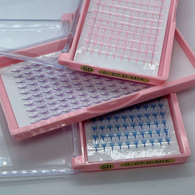 5D eyelash extension trays in pink and blue mixed lengths, featuring soft, synthetic fibers for a natural look.