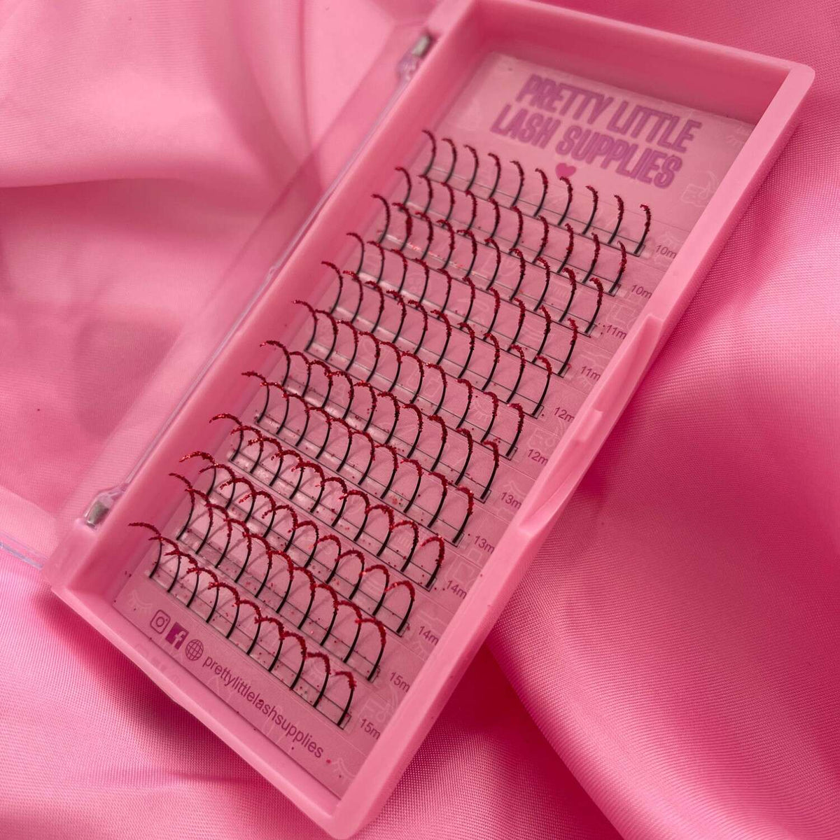 "Prettylittlelashsupplies eyelash extension tray, featuring black and red mixed lengths, in a stylish pink case."