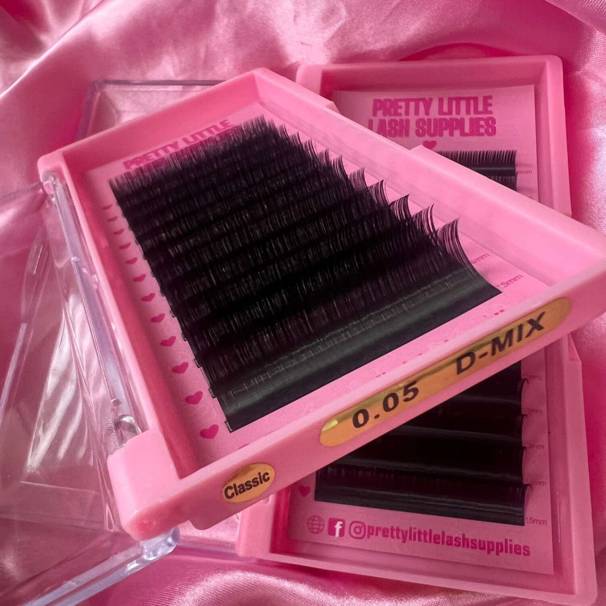 0.07 D-MIX black eyelash extensions in a pink tray, featuring varied lengths from 8mm to 15mm for a dramatic look.